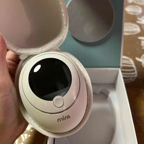 AI-Powered Hormone Tracker - White - Picture 4 of 5